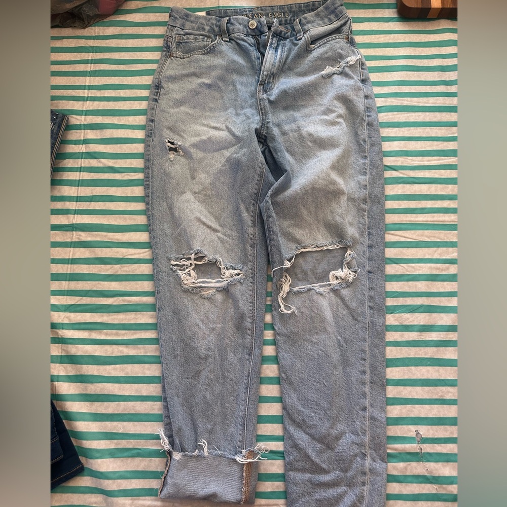 American Eagle Size 2 strigid distressed jeans